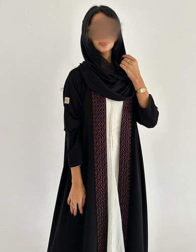 كريب ملكي مع تطريز كلوش اكمام ضيقة