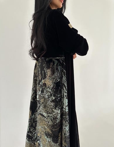 مخمل اسود كوري مع مخمل ملون في الخلف كلوش