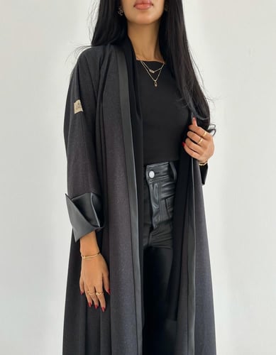 جوخ إيطالي رمادي مع جلد اسود كلوش