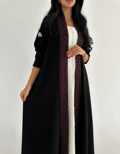 كريب ملكي مع تطريز كلوش اكمام ضيقة