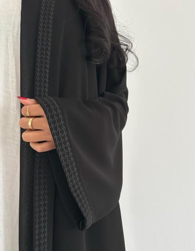 كريب ملكي مطرز باللون الأسود كلوش اكمام واسعه