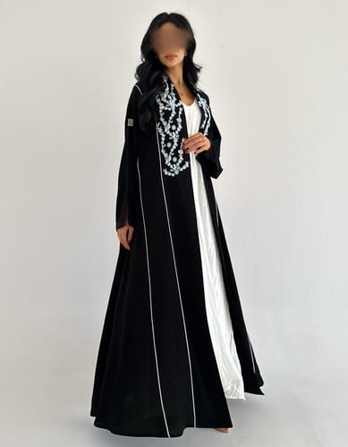 كريب خفيف مطرز سماوي مع خطوط بيضاء كلوش