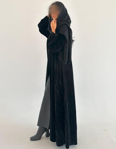 مخمل اسود مع مخمل مكسر في الجوانب نص كلوش