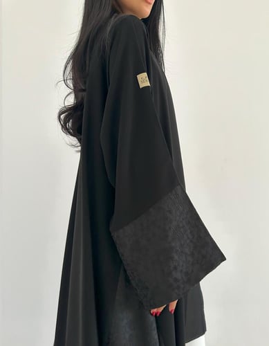 كريب ملكي مع جاكار فرنسي اكمام وجوانب كلوش