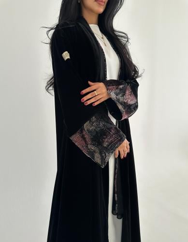 مخمل اسود كوري مع مخمل ملون في الاكمام كلوش