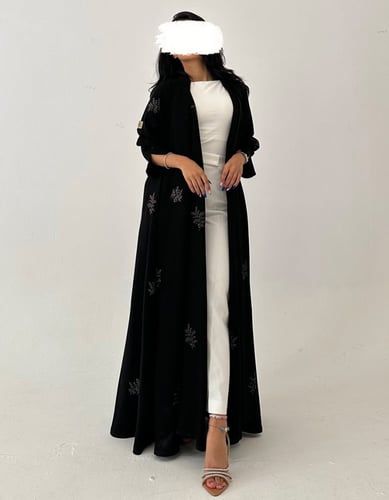 عباية كريب أسود فاحم مطرز فتحة صغيرة فالكم