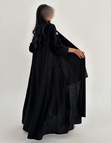 كريب ملكي اطراف مطرزة بالأسود كلوش اكمام ضيقة