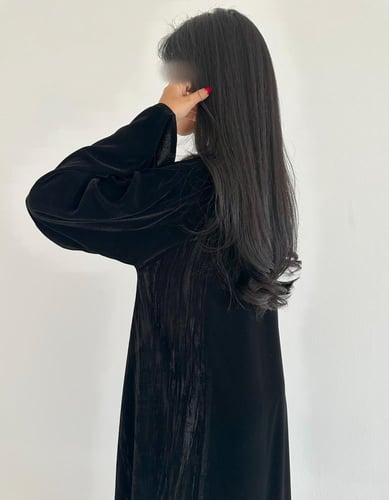 مخمل اسود مع مخمل مكسر في الجوانب نص كلوش