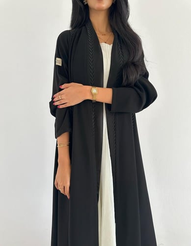 كريب فاحم اسود مطرز بالطول كلوش