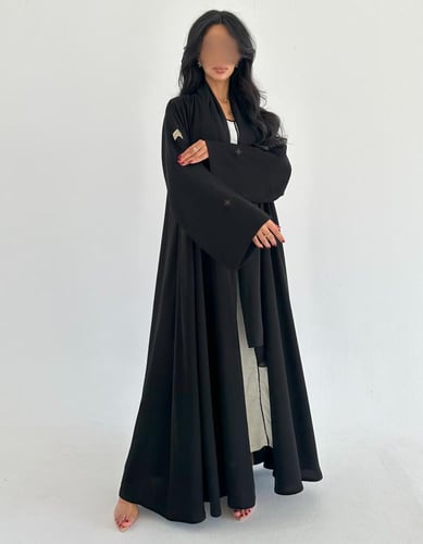 كريب ملكي تطريز بني خفيف مع كسرة من الخلف كلوش