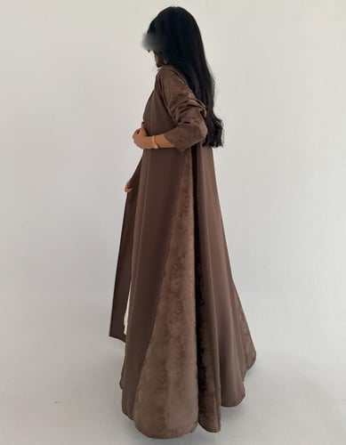 كريب ياباني بني فاتح مع جاكار حرير في الجوانب