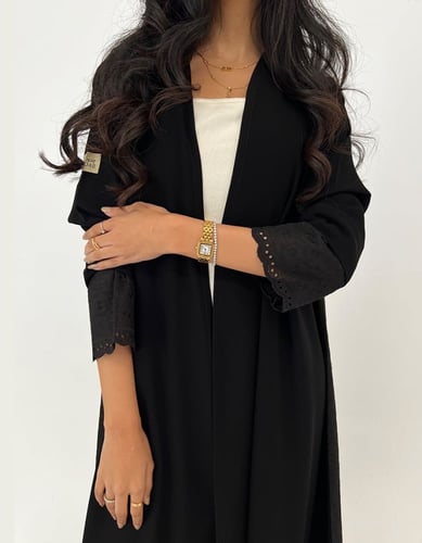 كريب أسود مع لنن مخرم من الخلف