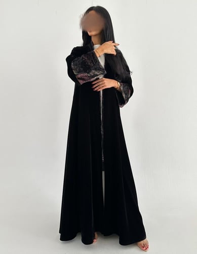 مخمل اسود كوري مع مخمل ملون في الاكمام كلوش