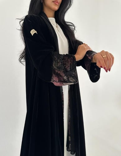 مخمل اسود كوري مع مخمل ملون في الاكمام كلوش