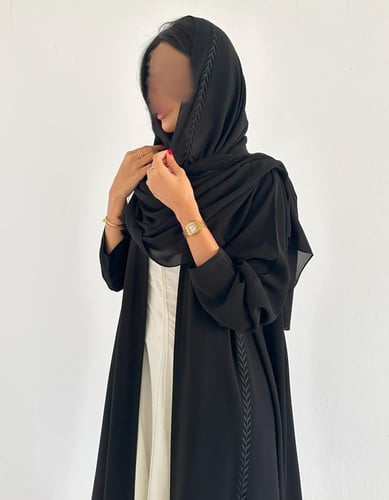 كريب فاحم اسود مطرز بالطول كلوش