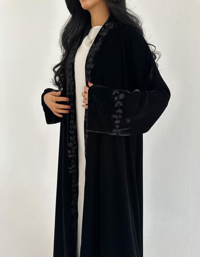 مخمل اسود مطرز قصة كلوش