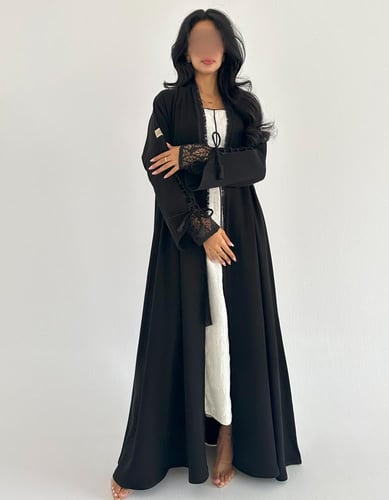 كريب اندونيسي مخطط بالأسود مع دانتيل فرنسي في الأك...