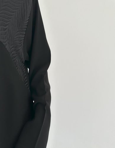 كريب ملكي وجاكار واقف كلوش