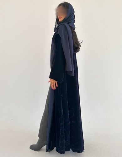 مخمل كحلي مع مخمل جاكار في الجوانب نص كلوش