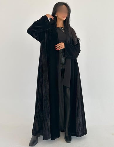 مخمل اسود مع مخمل مكسر في الجوانب نص كلوش