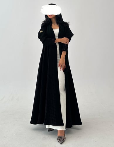 عباية كريب اسود كلوش مع أزرار في الأكمام