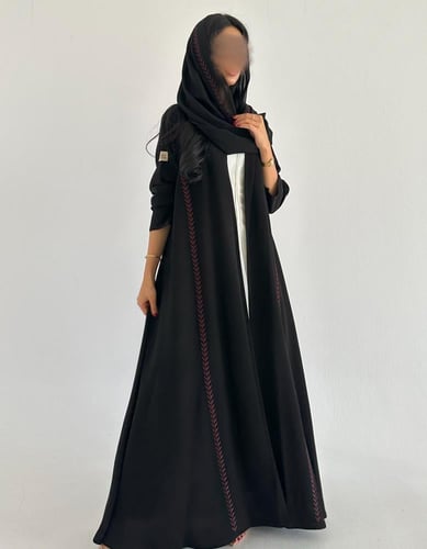 كريب أسود فاحم مطرز خطوط القصة كلوش