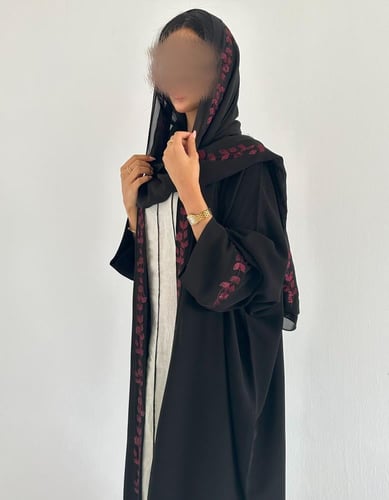 كريب ملكي مطرز بدرجات العنابي ربع بشت