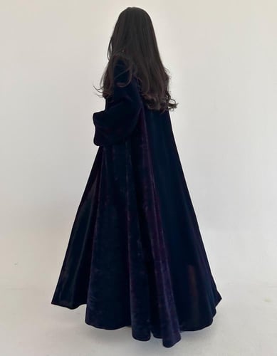 مخمل كحلي مع مخمل جاكار في الجوانب نص كلوش