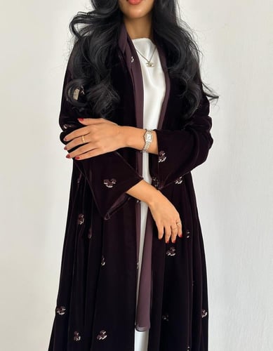 مخمل عنابي غامق مطرز منثور كلوش اكمام فرنسية