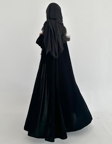 مخمل اسود ساده مع مخمل منقط فالأكمام وكسرات فالاسف...