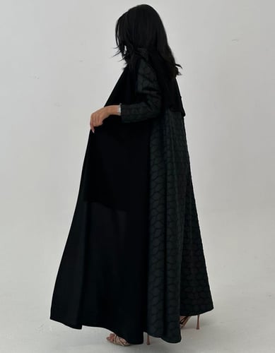 عباية كلوش أسود فاحم من الخلف تفته
