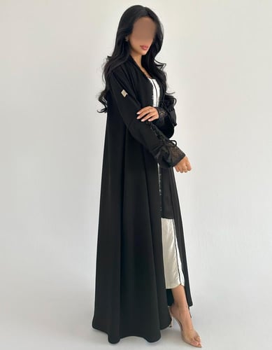 كريب اندونيسي مخطط بالأسود مع دانتيل فرنسي في الأك...