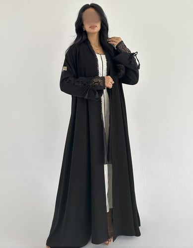 كريب اندونيسي مخطط بالأسود مع دانتيل فرنسي في الأك...