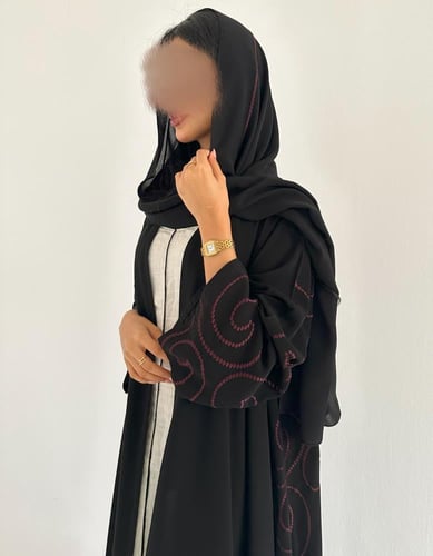 كريب اسود ملكي مطرز بالعنابي من الخلف كلوش