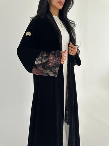 مخمل اسود كوري مع مخمل ملون في الاكمام كلوش