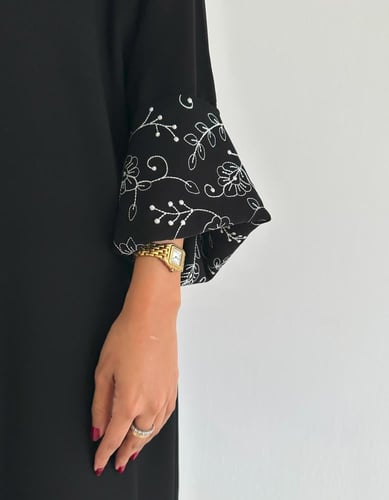 كريب ملكي فاحم اكمام مطرزه ابيض كلوش