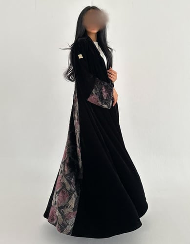 مخمل اسود كوري مع مخمل ملون في الاكمام كلوش