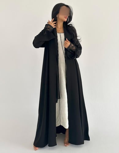 كريب اندونيسي مخطط بالأسود مع دانتيل فرنسي في الأك...