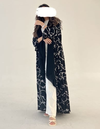 عباية نص كلوش مع تطريز ابيض