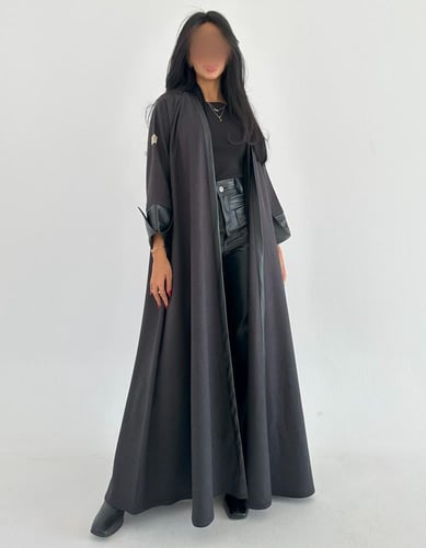 جوخ إيطالي رمادي مع جلد اسود كلوش