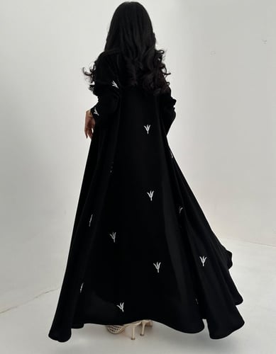 عباية كريب كلوش مطرزه من الخلف