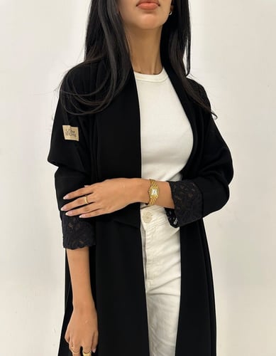 كريب أسود مع ياقه وتل في الأكمام القصة كلوش