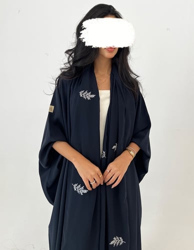 نص بشت كحلي مع طرحة مطرزة