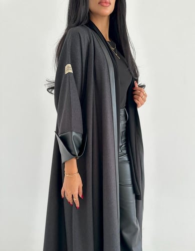 جوخ إيطالي رمادي مع جلد اسود كلوش