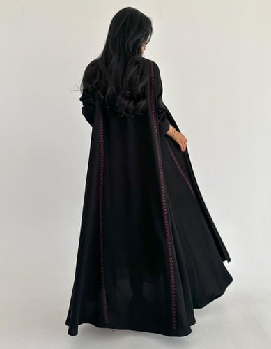 كريب أسود فاحم مطرز خطوط القصة كلوش