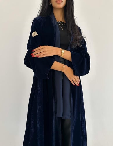 مخمل كحلي مع مخمل جاكار في الجوانب نص كلوش