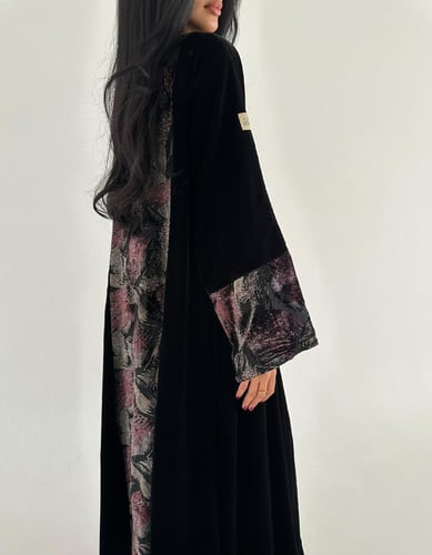 مخمل اسود كوري مع مخمل ملون في الاكمام كلوش