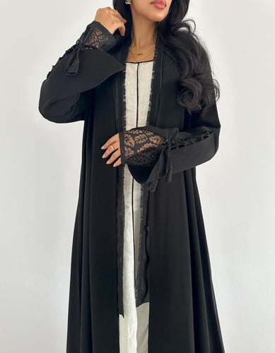 كريب اندونيسي مخطط بالأسود مع دانتيل فرنسي في الأك...