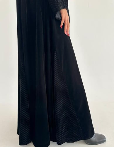 مخمل اسود ساده مع مخمل منقط فالأكمام وكسرات فالاسف...