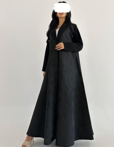 تفته مع ياقة وأكمام ساده كلوش